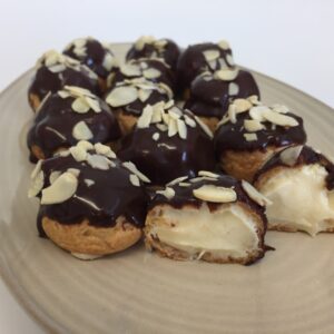 Mini choux cu cremă de vanilie și glazură de ciocolata