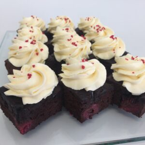 Negresă cu vișine și frișcă