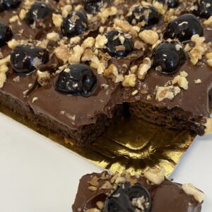 Prajitură cu ciocolată, amarene și nucă (VEGANĂ)